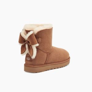 SOLD‼️ UGG Classic Heritage Bow - Chestnut